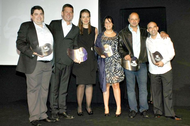 A vice-presidente do GRPCom, Ana Amélia Cunha Pereira Filizola (de preto), literalmente entre as estrelas da noite, os chefs Paulino da Costa, Junior Durski (ambos à esq.), Manu Buffara, Celso Freire e Ivan Lopes, na festa de entrega da segunda edição do Prêmio Bom Gourmet Gazeta do Povo 2011, na noite de quarta-feira no buffet Nuvem de Coco. Cada um deles foi eleito Chef 5 estrelas no concurso |
