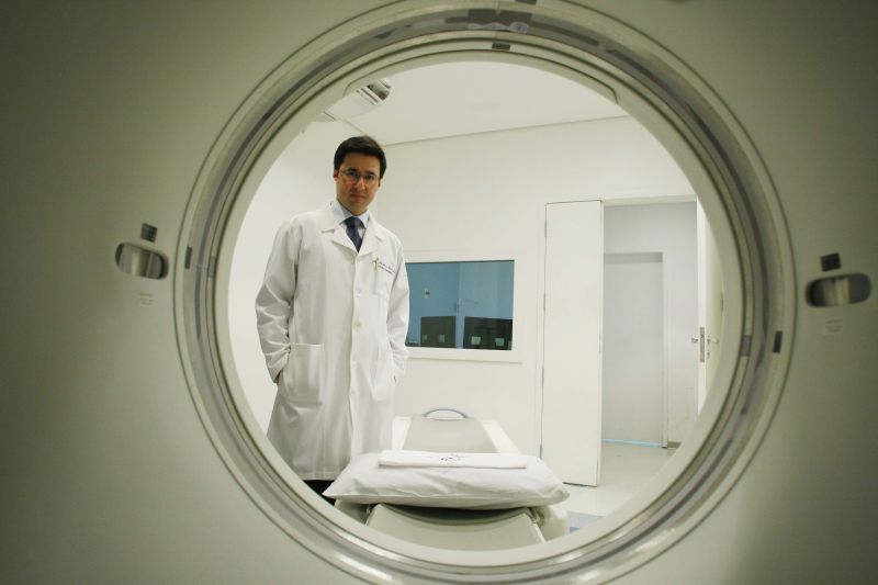 O oncologista Murilo de Almeida Luz acompanhou cirurgias de câncer com o auxílio de robôs no Canadá. Voltou a Curitiba para ajudar na implantação do equipamento no Hospital Erasto Gaertner | Daniel Castellano/ Gazeta do Povo