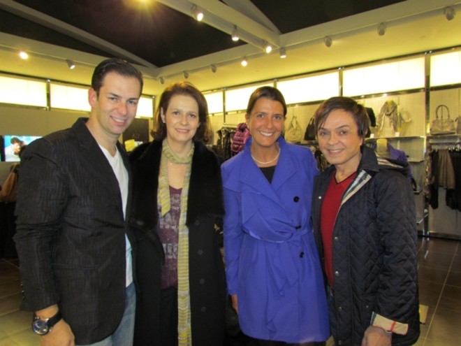 Daniel Casagrande (à esq.) e Luiz Maganhoto (à dir.) prestigiaram a inauguração da primeira loja A|X Armani Exchange do Sul do país, no ParkShoppingBarigüi. A dupla foi recebida por Jacqueline Vieira de Lemos (de echarpe), superintendente do shopping, e Patrícia Gaia, CEO do Grupo Armani Brasil. Na próxima terça, Daniel e Luiz lançam o livro em comemoração aos 25 anos do seu escritório de arquitetura, no Taboo Eventos | 