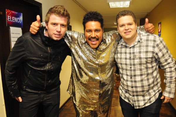 Já caracterizado de Tim Maia, o ator Tiago Abravanel posou com Alexandre Leprevost (à esq.) e o produtor da CWB Brasil João Gilberto Gomes dos Santos, minutos antes de entrar em cena, no domingo, para o segundo e último show no Guairão. As duas sessões, no fim de semana, lotaram o teatro | Priscilla Fiedler