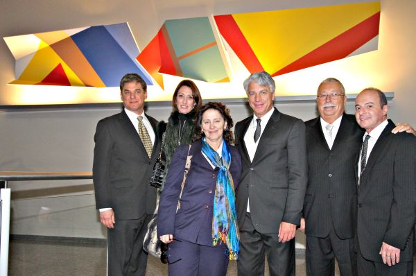 Os irmãos e médicos Pedro Ernesto (ao centro) e Marco Antonio Caron (de bigode) com Mauro Tessler (à esq.), Susana Scherer e Simone Tessler, sobrinhos do arquiteto Julio Pechman, e o artista plástico Carlos Eduardo Zimmermann (à dir.), na inauguração da novo complexo cirúrgico do Hospital Angelina Caron, realizada na sexta-feira em Campina Grande do Sul. A ala, que leva o nome de Pechman, autor do projeto do hospital metropolitano, ganhou uma obra executada por Zimmermann | Mauro Campos