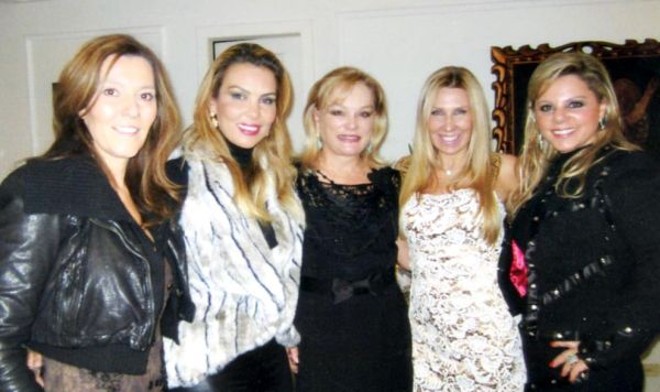 Com velas, flores e o alto astral que lhe confere um algo mais, o flat cobertura de Louise Alves foi palco de um dos mais agradáveis jantares da saison, quando ela recebeu grupo de amigas para comemorar nova idade. Na foto, Claudia Cristofani, Mônica Gulin, Maria Inês Borges da Silveira, a aniversariante e Zaira Galléas |