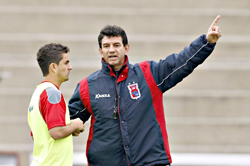 Em seu primeiro dia de trabalho tático na Vila Capanema, o técnico Guilherme Macuglia orienta o meia Dinélson | Albari Rosa/ Gazeta do Povo
