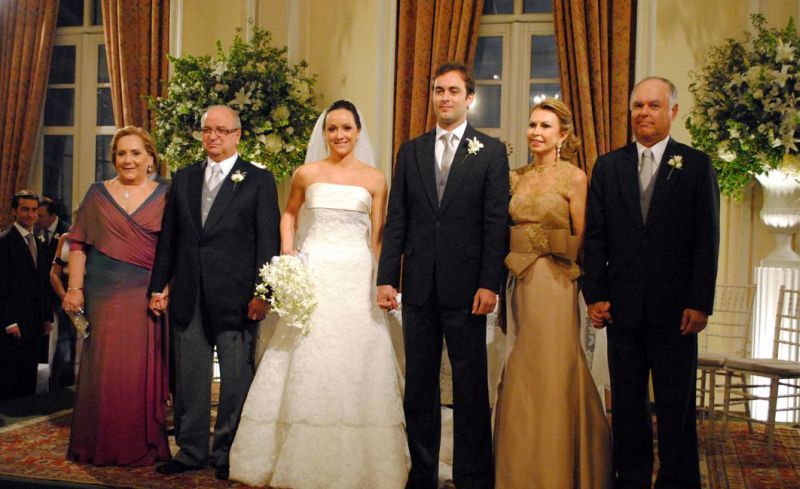 COPACABANA PALACE RECEBE SOCIEDADE CURITIBANA - Um dos mais elegantes casamentos da temporada, o enlace de Diana Dala Riva e Cassiano Vitorino, que aconteceu no Copacabana Palace, no Rio de Janeiro, reuniu a sociedade curitibana em prestigiado evento. A bela noiva é filha de Maria Leonor (Ferraz) e Pedro Dalla Riva e o noivo, de Lilian Botelho e Julio Cesar Vitorino | Alcides Martins