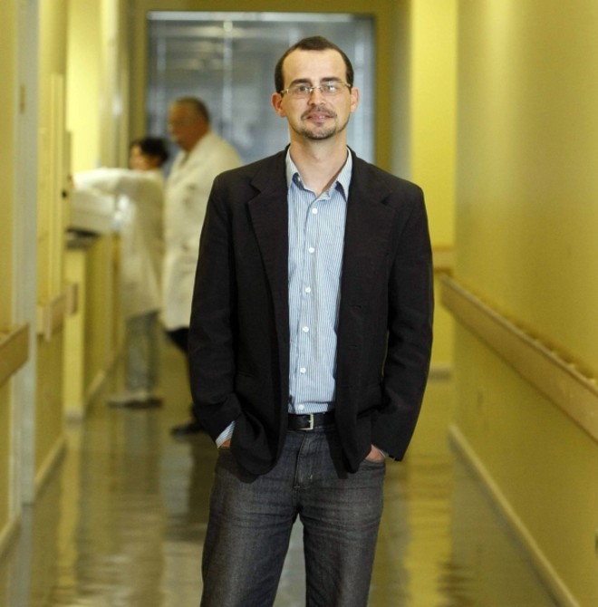 Anderson Weber dirigia em alta velocidade pela BR-116 quando atingiu um ônibus |