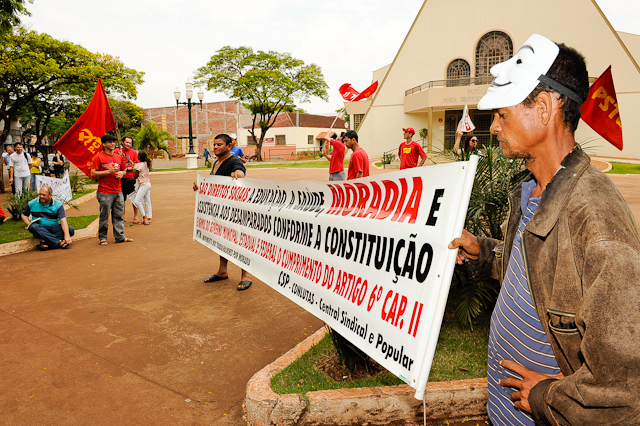 Durante a manifestação, realizada na tarde desta quarta-feira (7), os participantes levaram faixas, distribuiram panfletos e convocaram a população para estar mais presente nas discussões políticas | Fábio Dias - Gazeta Maringá