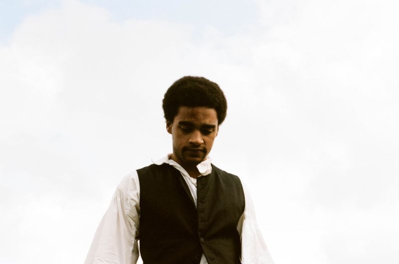 O estreante James Howson interpreta um Heathcliff negro no novo O Morro dos Ventos Uivantes, da diretora escocesa Andrea Arnold: vaias na sessão de apresentação | Reprodução