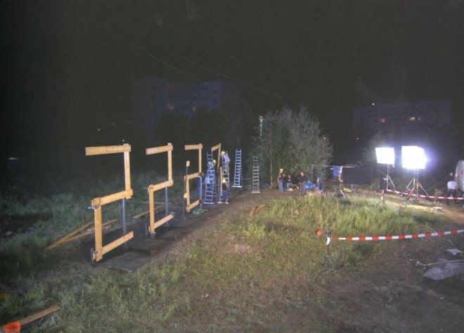 VÍDEOS NO MON -Uma das salas do museu foi tomada por cerca de dez diferentes vídeos de Berlim, Turquia, Xangai, Nigéria, entre outros lugares. A opção dos curadores foi a de deixar as projeções diretamente nas paredes. Apenas um deles é projetado em uma black box, espécie de caixa que geralmente 