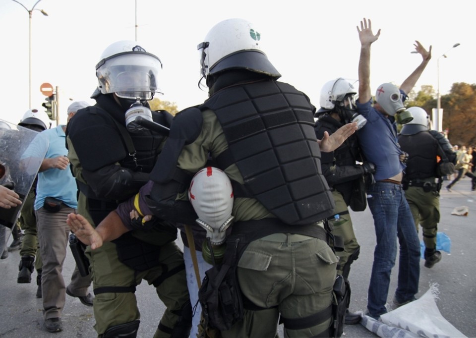 Policiais detêm manifestantes durante protestos em Tessalônica | REUTERS/Grigoris Siamidis