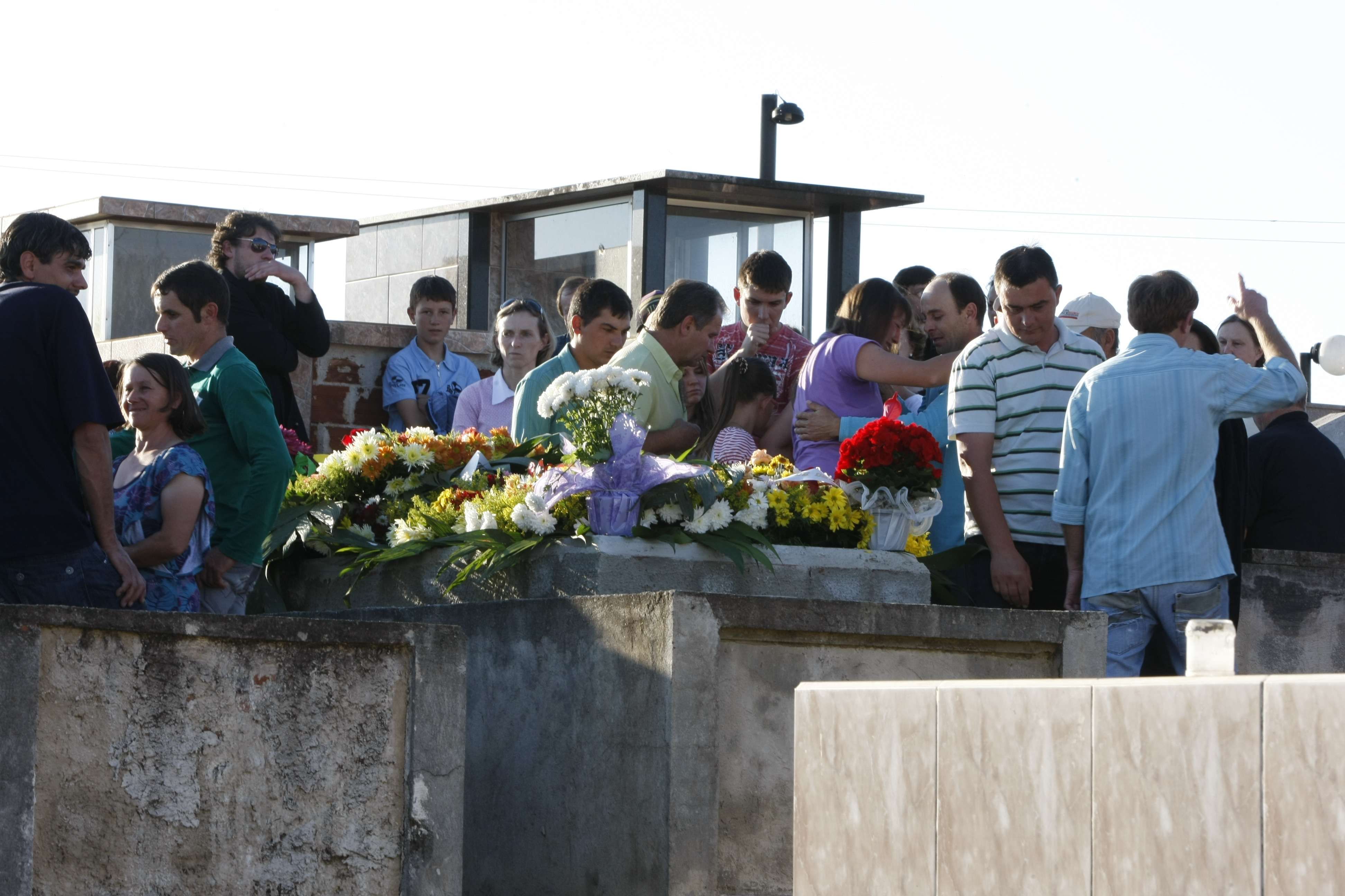 Enterro de uma das cinco pessoas mortas no acidente entre caminhão e a van que transportava adolescentes que participariam de um campeonato de karatê em Foz do Iguaçu | Aniele Nascimento / Agencia de Noticias Gazeta do Povo