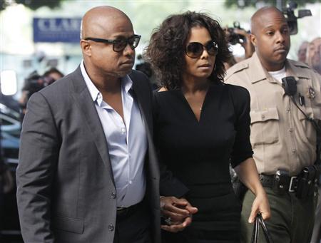 Janet Jackson chega ao lado do irmão Tito para o primeiro dia do julgamento em Los Angeles do médico Conrad Murray, acusado da morte de Michael Jackson | REUTERS/Danny Moloshok