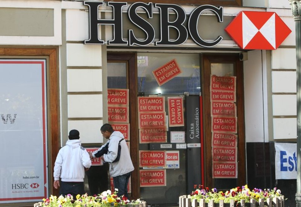Grevistas colam cartazes no centro administrativo do HSBC Palácio Avenida | Aniele Nascimento/Agência de Notícias Gazeta do Povo