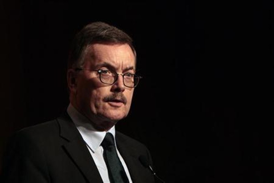 Juergen Stark, integrante do conselho executivo do Banco Central Europeu, durante jantar em hotel em Hong Kong, abril de 2011. Stark renunciou ao cargo por divergências sobre o programa de compra de bônus da autoridade monetária | REUTERS/Tyrone Siu