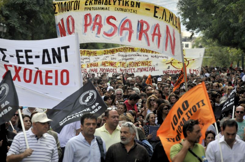Estudantes e professores gregos protestam em frente do Parlamento contra os cortes no orçamento público | Louisa Gouliamaki/AFP