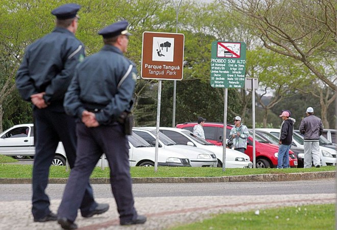 Calmaria no Parque Tanguá- Diferentemente de domingo passado, quando mais de 150 pessoas estiveram no Parque Tanguá, em Curitiba, em carros equipados com alto-falantes e fazendo muito barulho, a tarde de ontem foi mais calma na região. A