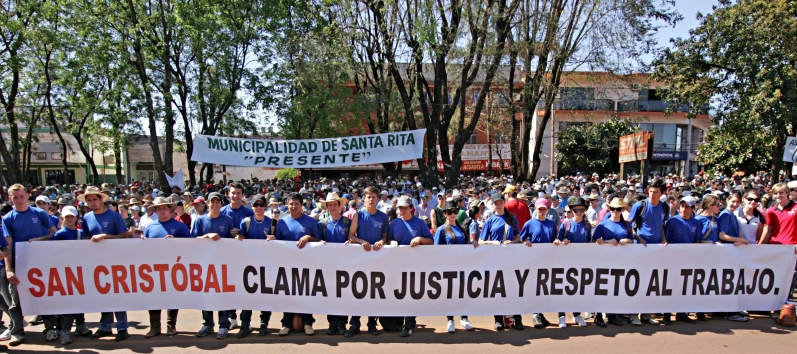 As prefeituras de cinco municípios paraguaios atingidos pela medida do governo decretaram feriado ontem para engrossar a manifestação: faixa de terra cobiçada pelo Estado compreenderia cerca de 10 mil propriedades rurais e 20 mil urbanas | Christian Rizzi/Gazeta do Povo