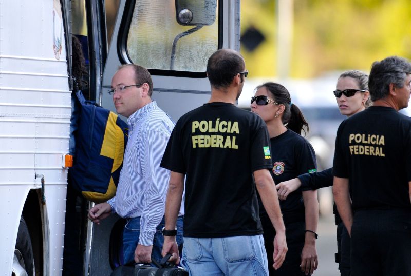 Silva Costa (entrando no ônibus): secretário-executivo do ministério foi preso durante operação da Polícia Federal | Pedro Ladeira/Folhapress