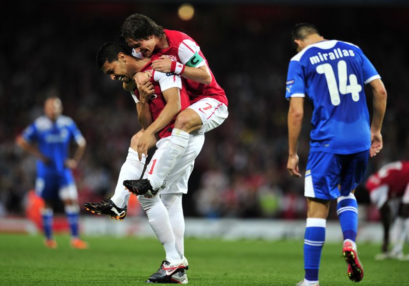 André Santos marcou o primeiro gol dele com a camisa do Arsenal na vitória sobre o Olympiakos | AFP