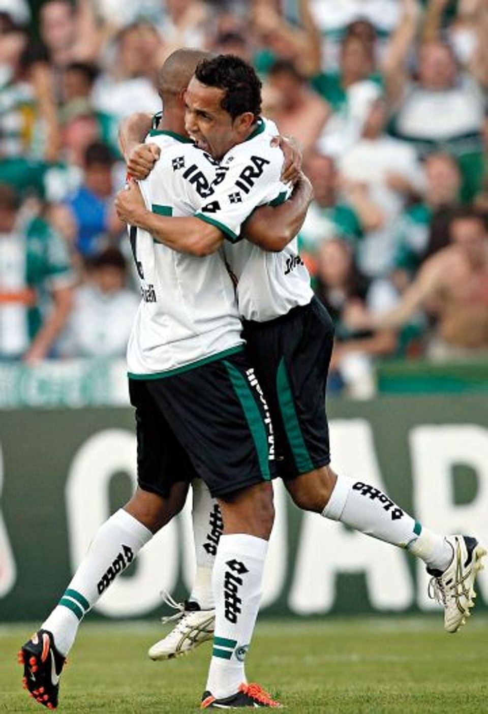 Jonas (à esq.) e Rafinha comemoram o gol da vitória alviverde.  Foi dos pés do meia que saiu o cruzamento para o lateral marcar | Hedeson Alves/ Gazeta do Povo