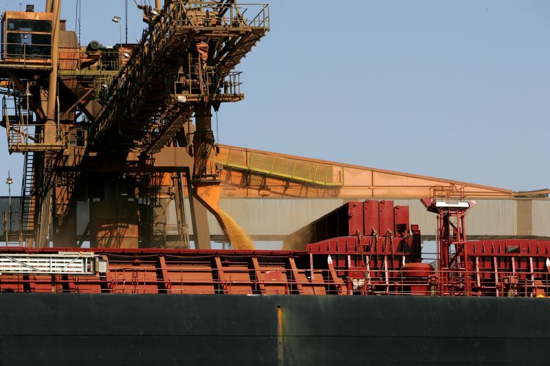 Navio é carregado com soja no Porto de Paranaguá: cotação do grão pode ser afetada pela crise internacional | Antônio More/ Gazeta do Povo