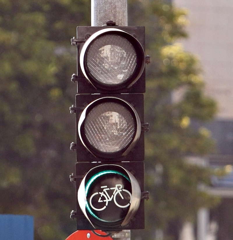 Defensores da bicicleta colaram adesivos em semáforos de Curitiba ontem | Valterci Santos/ Gazeta do Povo