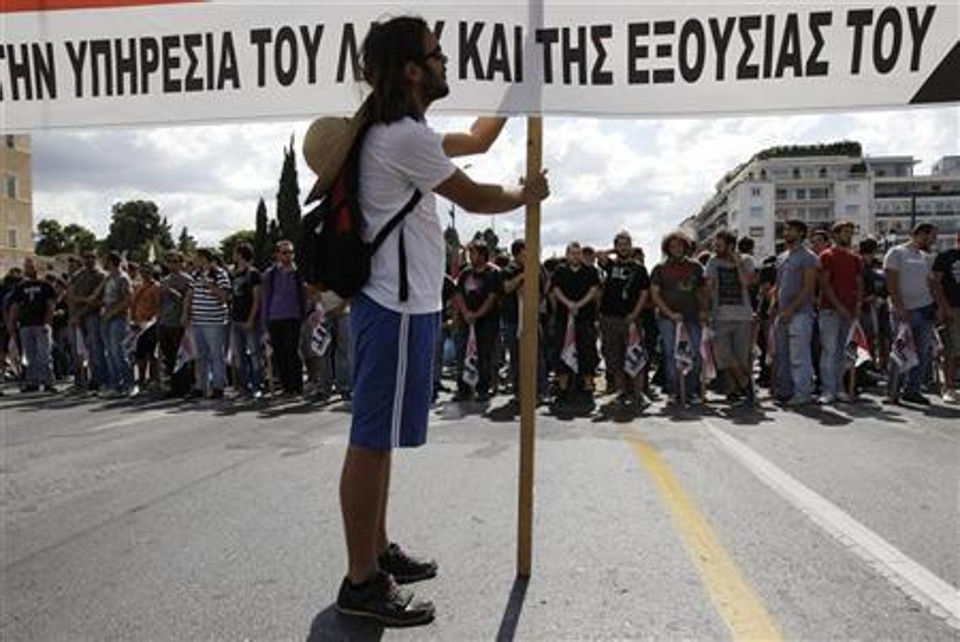 Estudantes protestam em Atenas contra as medidas de austeridade do governo grego | REUTERS