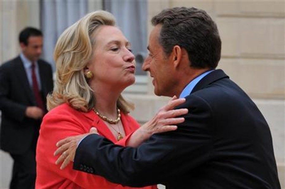 Presidente francês, Nicolas Sarkozy (dir), recebe a secretária de Estado norte-americana, Hillary Clinton, antes da conferência "Amigos da Líbia" no Palácio Elysée, em Paris. Líderes da revolta líbia que derrubou Muamar Kadafi reúnem-se na quinta-feira em Paris com potências estrangeiras e organizações internacionais para mapear a reconstrução do país, exatamente 42 anos depois do golpe de Estado que levou Kadafi ao poder | REUTERS/Philippe Wojazer