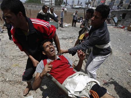 Manifestantes contrários ao governo carregam colega ferido em confrontos com as forças de segurança em Sanaa, capital do Iêmen. Forças de segurançamataram 21 pessoas em Sanaa, alguns alvejados por franco-atiradores que dispararam de cima de telhados, durante manifestação nesta segunda-feira que exigia a renúncia do presidente Ali Abdullah Saleh | REUTERS/Khaled Abdullah