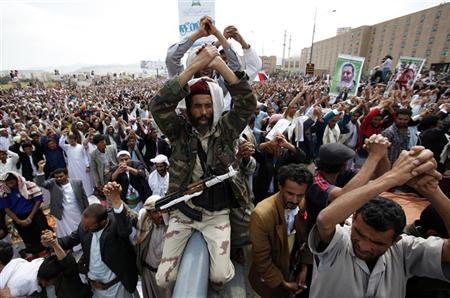 Soldado que desertou o Exército para apoiar manifestantes contrários ao governo ergue as mãos durante protesto para pedir saída do presidente iemnita, Ali Abdullah Saleh, em Sanaa. Saleh voltou inesperadamente ao Iêmen nesta sexta-feira depois de passar três meses na Arábia Saudita se recuperando de uma tentativa de assassinato, aumentando o risco de mais violência e de uma guerra civil no país | REUTERS/Ahmed Jadallah