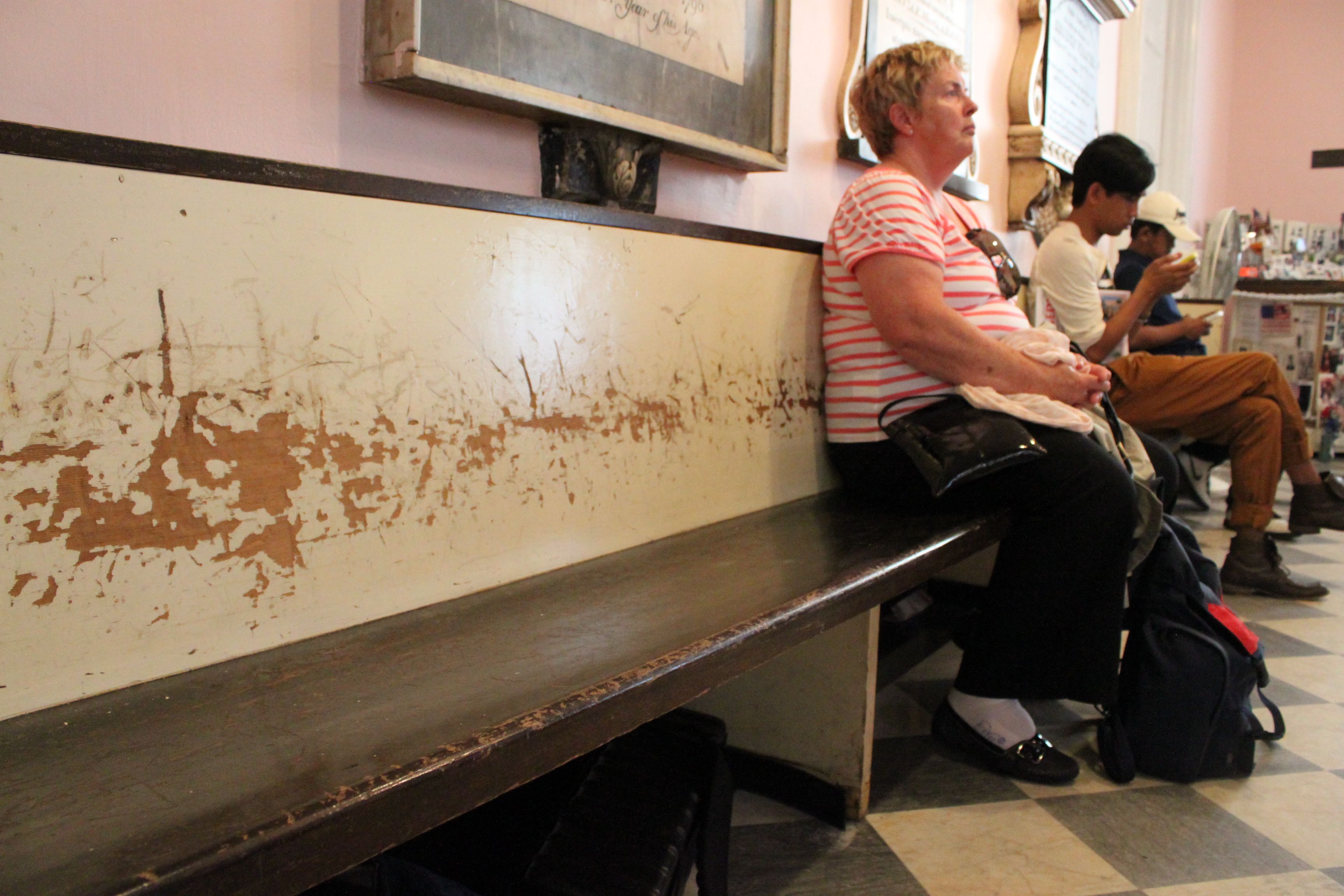 Os bancos da Capela de São Paulo, usados por resgatadores para descansar e dormir | Irinêo Baptista Netto