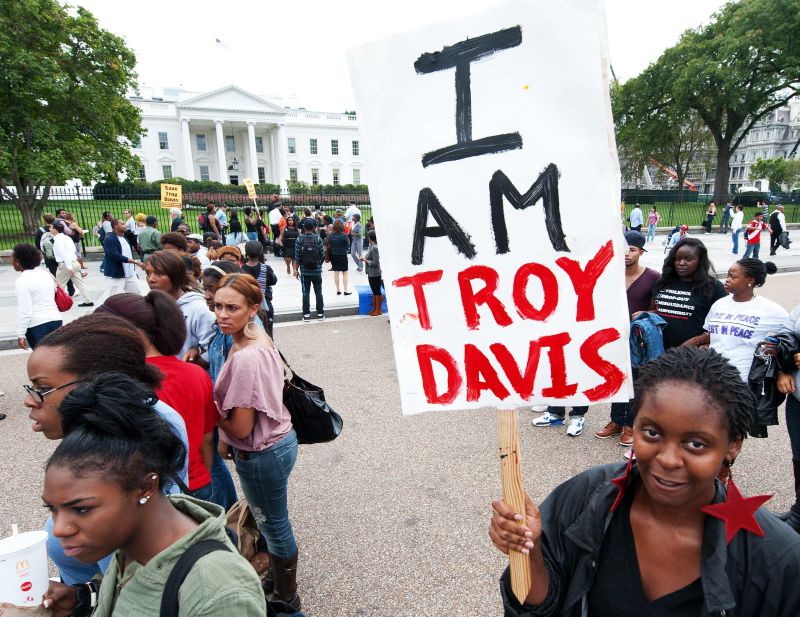 Manifestantes se concentram em frente da Casa Branca, em Washington, para pressionar Obama a impedir a execução de Troy Davis | Paul J. Richards/AFP