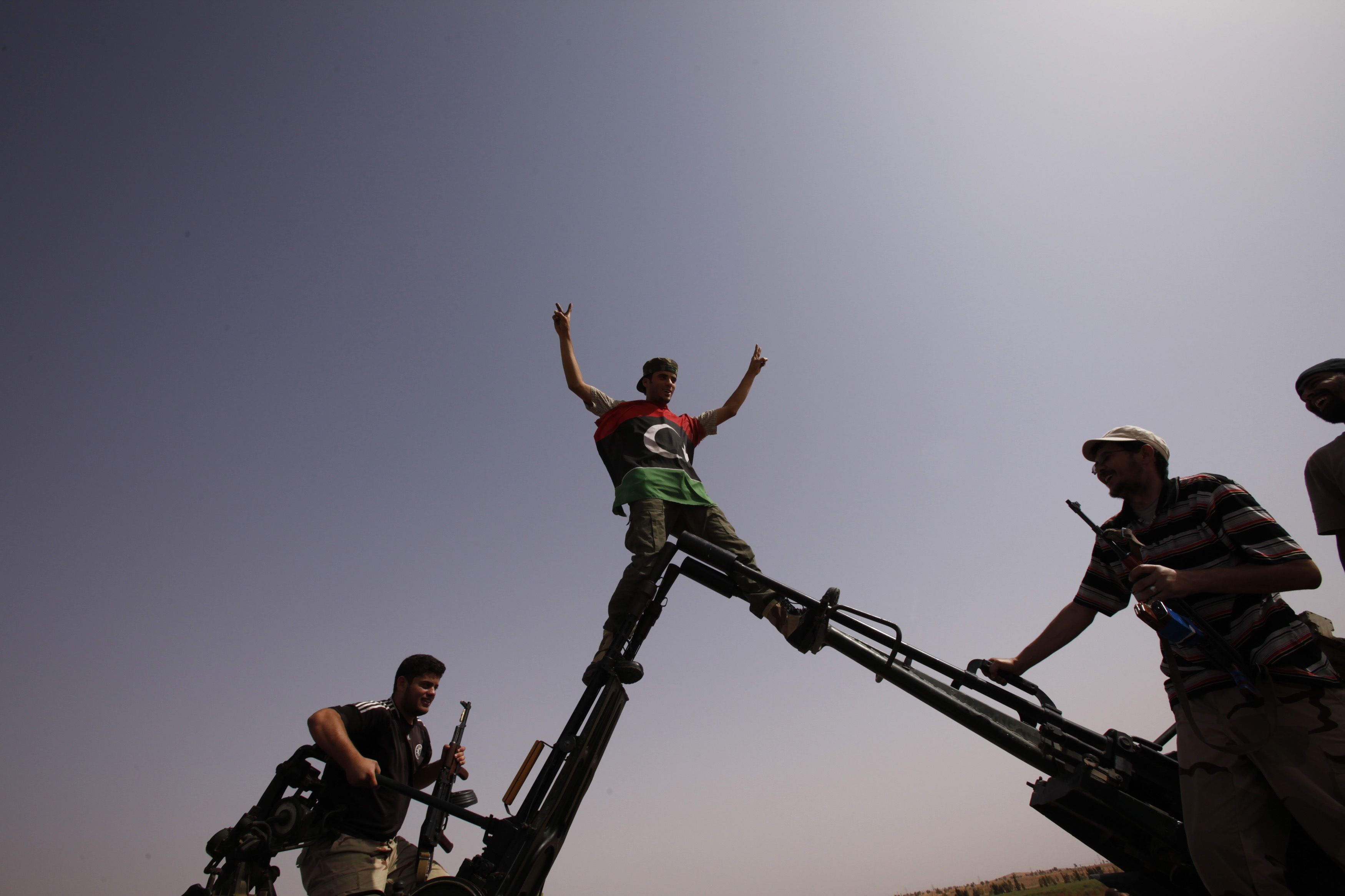 Rebeldes se equilibram em armas pesadas na cidade de Bani Walid, uma das poucas cidades ainda sob controle das forças leais a Muamar Kadafi | REUTERS/Youssef Boudlal