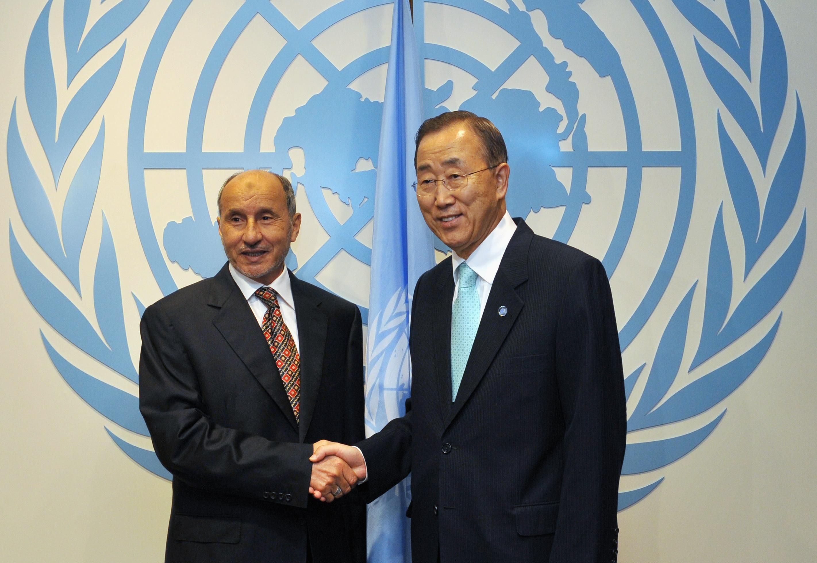 O secretário geral da ONU, Ban Ki-moon, se encontrou com o presidente do Conselho Nacional de Transição da Líbia, Mustafa Abdel Jalil | REUTERS/Jason Szenes/Pool