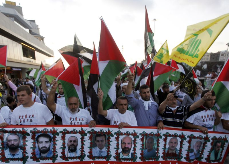 Manifestantes exibem bandeiras palestinas em protesto contra Israel durante jogo da Liga Europa, em Istambul, na Turquia | Osman Orsal/Reuters