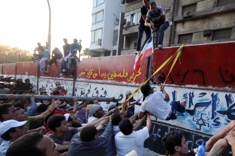Manifestantes destroem barreira de proteção na Embaixada de Israel no Cairo, em dia de protestos | Mohamed Hossam/AFP