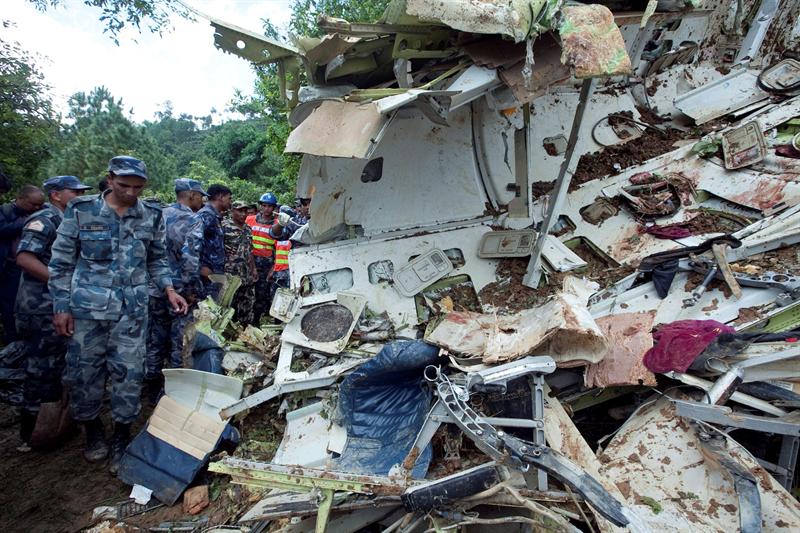 Destroços do avião que caiu no Nepal, a caminho do monte Everest | EFE