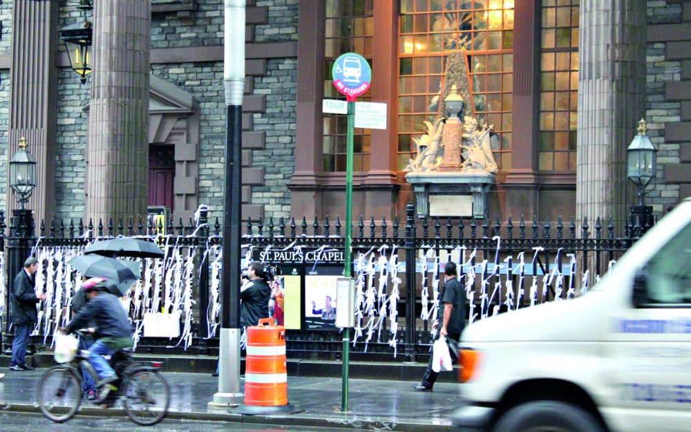 Muros diante da entrada da Capela de São Paulo cobertos de fitas brancas com mensagens deixadas pelos visitantes | Irinêo Baptista Netto/Gazeta do Povo