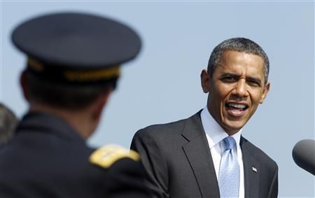 O presidente dos EUA, Barack Obama, fala em cerimônia na Virgínia nesta sexta-feira com o novo chefe do Estado-Maior conjunto das Forças Armadas, Martin Dempsey (E) | Reuters