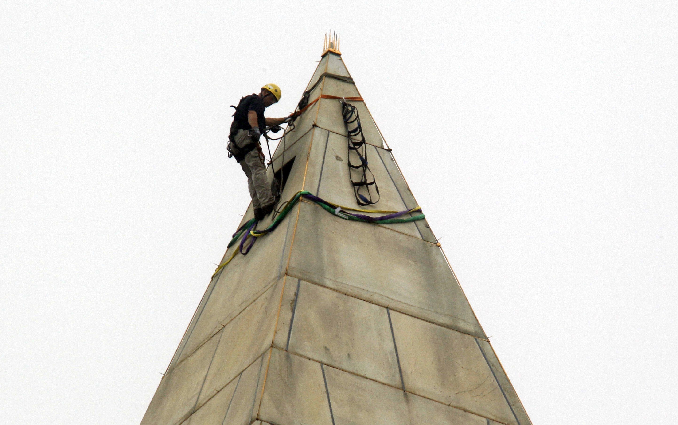 Monumento em Washington começa a ser reparado, após ter sido danificado por terremoto | REUTERS/Kevin Lamarque