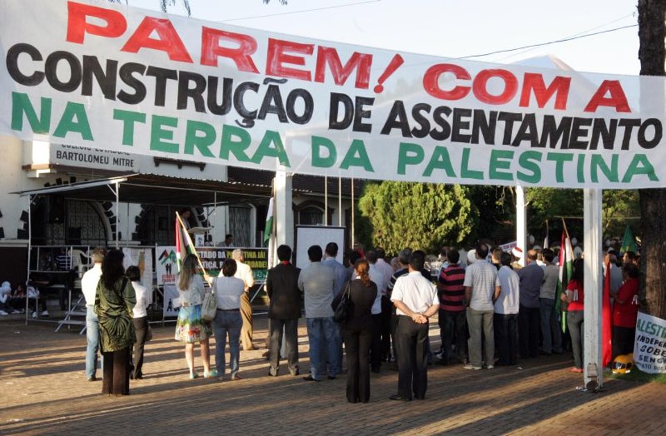 Palestinos pedem o fim dos assentamentos de Israel na Cisjordânia durante protesto em Foz do Iguaçu | Christian Rizzi/Gazeta do Povo