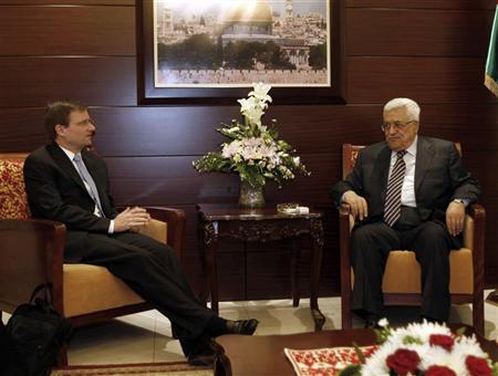 O presidente palestino, Mahmoud Abbas (direita), se encontra com o enviado especial dos EUA para a paz no Oriente Médio, David Hale, na Cisjordânia. 07/09/2011 | REUTERS