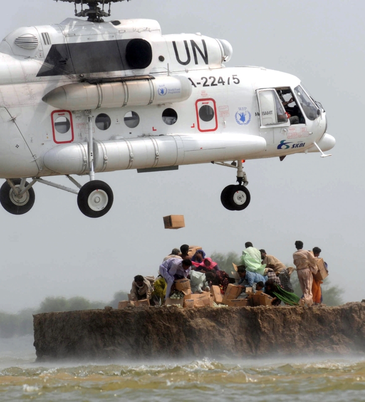 Helicóptero da ONU distribui suprimentos para paquistaneses que foram afetados pelas enchentes no país | AFP Photo/ Rizwan Tabassum