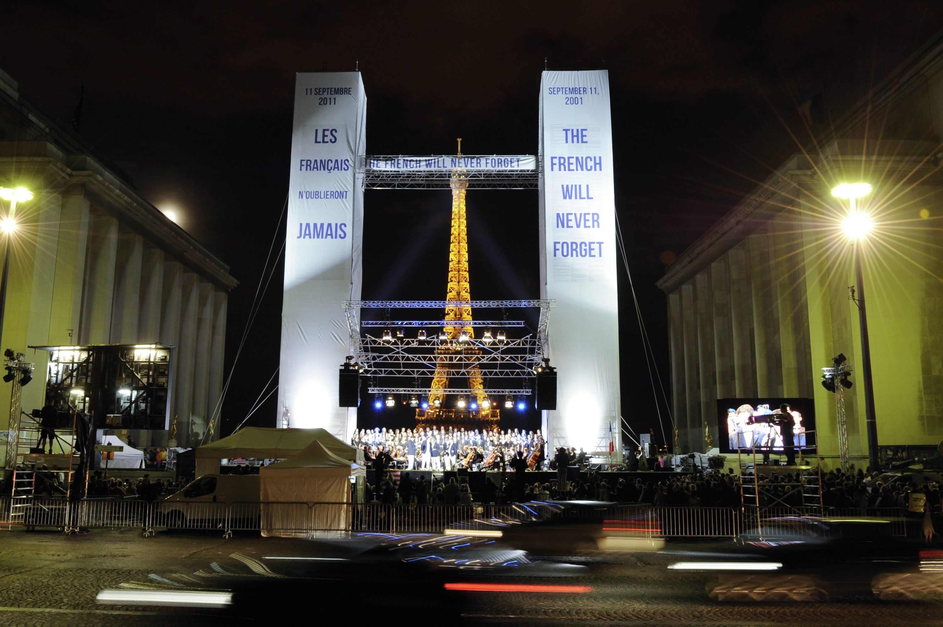 Estruturas que representam as Torres Gêmeas foram erguidas em Paris para homenagear as vítimas do 11 de setembro | REUTERS/Gonzalo Fuentes