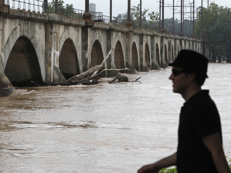 O Rio Susquehanna, em Harrisburg, na Pensilvânia, atingiu níveis recordes de cheia | REUTERS/Tim Shaffer
