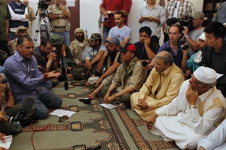 Negociadores do CNT da Líbia e anciões tribais de Bani Walid se reúnem em mesquita próximo à cidade. Foram retomadas nesta terça-feira as negociações para pôr fim ao impasse sobre a cidade líbia de Bani Walid, que está cercada por forças do CNT, depois que os anciãos da tribo da região concordaram em dialogar | REUTERS/Youssef Boudlal