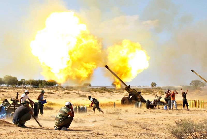 Rebeldes líbios disparam canhões Howitzer contra as poucas forças pró-Kadafi que ainda resistem no país, perto de Sirte | Asmaa Waghih/Reuters