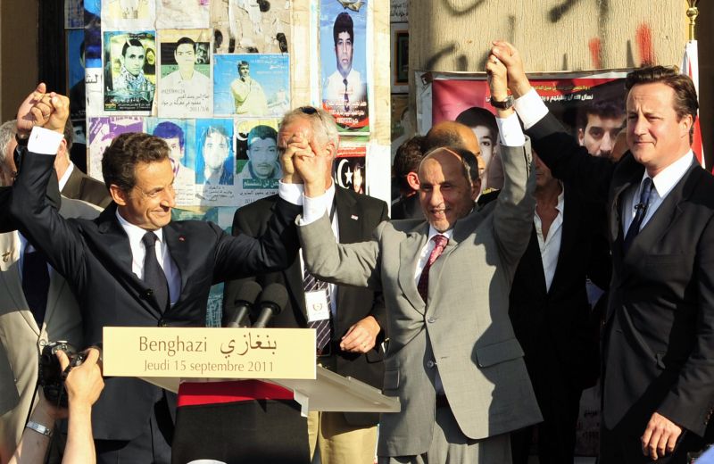 Sarkozy (esquerda), o líder rebelde Abdul Jalil (centro) e Cameron, em Benghazi | Philippe Wojazer/Reuters