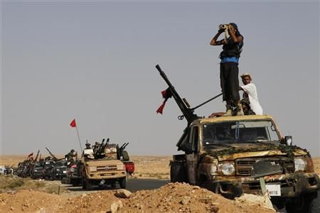 Combatentes leais a Muamar Kadafi se preparam para avançar em local próximo a Bani Walid | Reuters