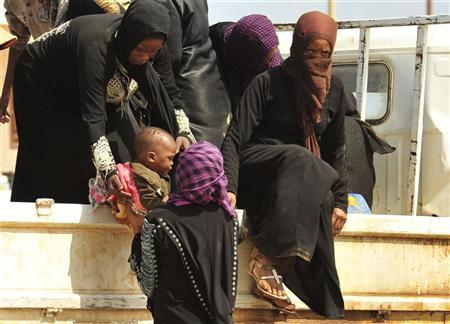 Famílias fogem da cidade de Sirte em direção a Khamseen, na Líbia | REUTERS/Esam Al-Fetori