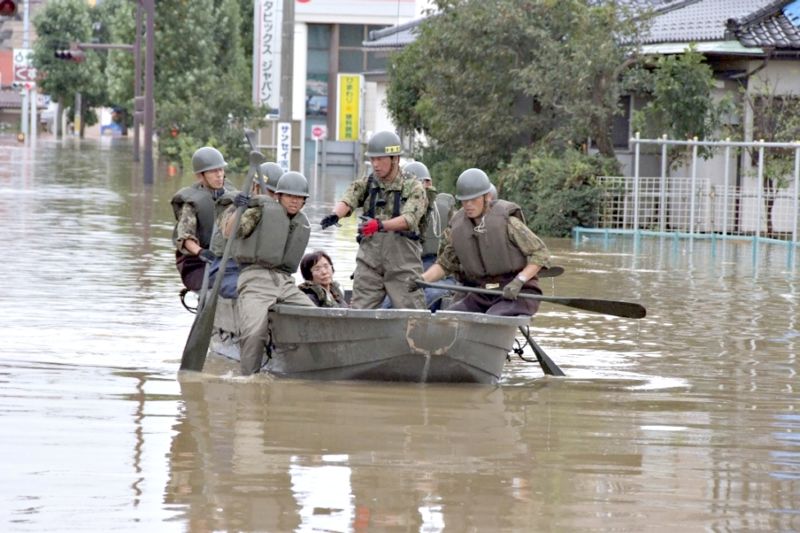 Soldados resgatam moradores de um vilarejo atingido pelo tufão Roke, na região de Fukushima | Exército do Japão/Reuters